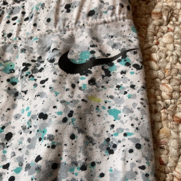 Like new Nike paint splatter leggings - Picture 3 of 8
